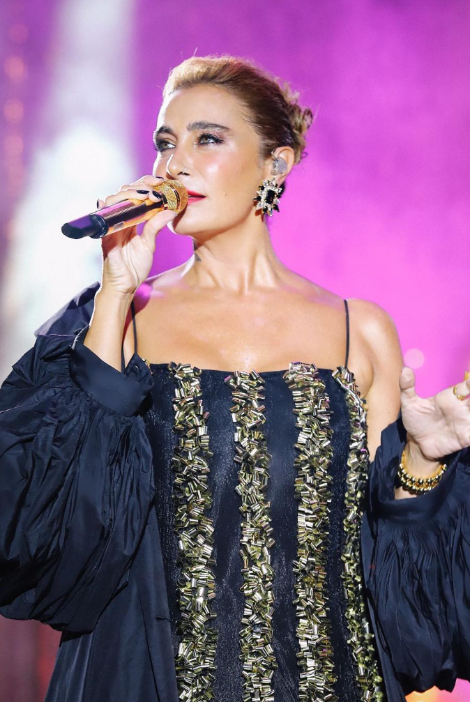 Sıla shines in her Nihan Peker Dress at her latest concert