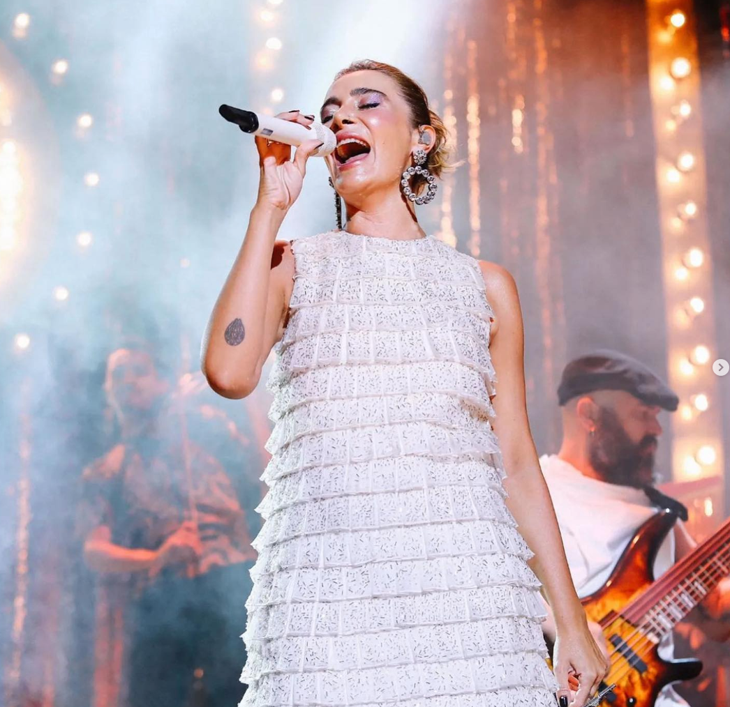 Sıla in her white dress at the concert