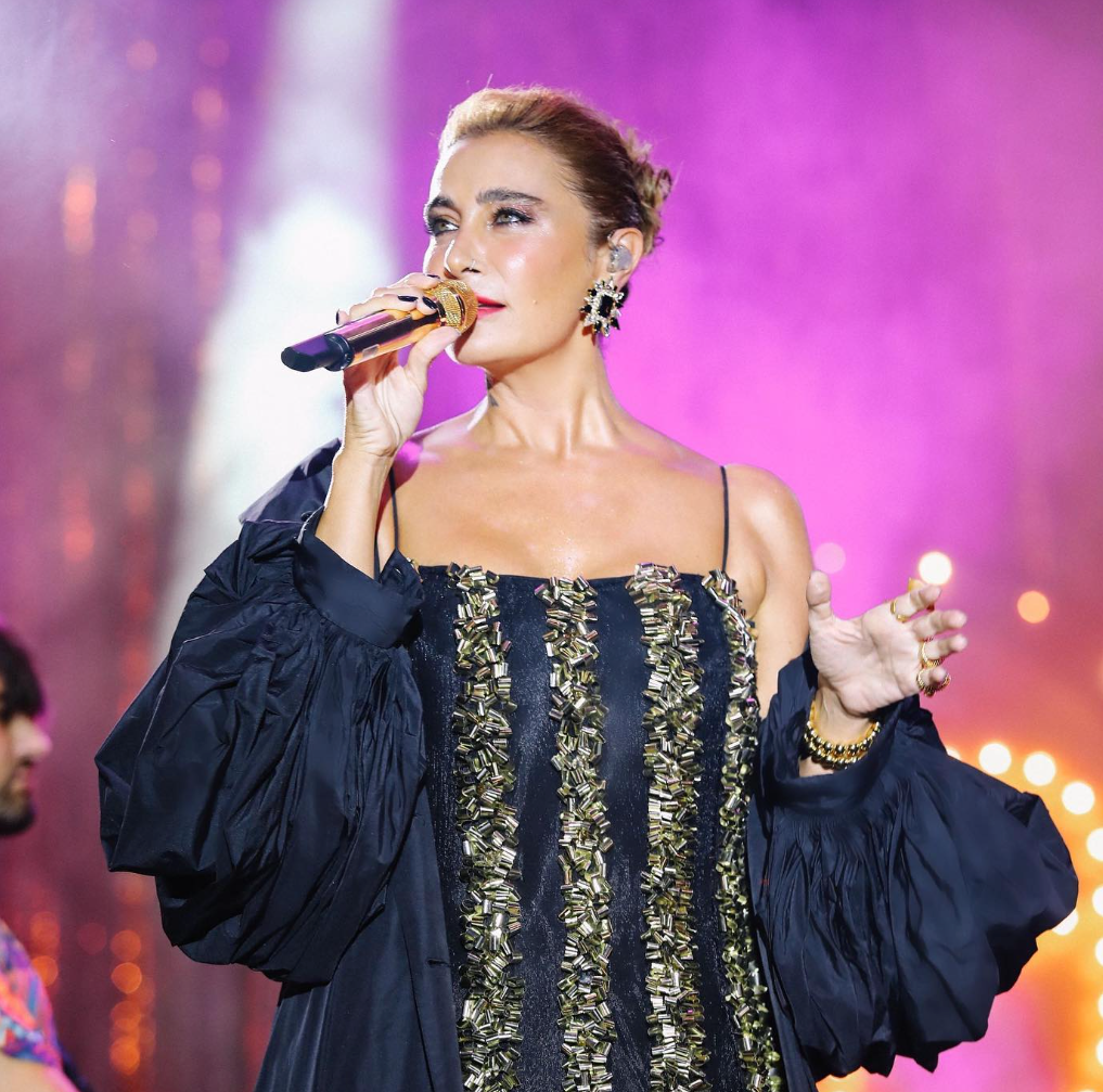 Sıla shines in her Nihan Peker Dress at her latest concert